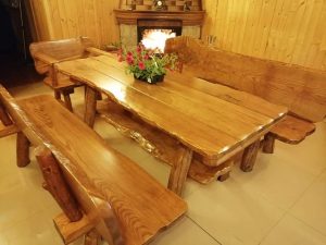 Meble biesiadne staropolskie w stylu góralskim z litego drewna z przeznaczeniem na taras, do ogrodu, baru, pubu, piwiarni, karczmy, gospody, winiarni, pensjonatu, zajazdu.