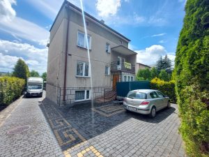 Na sprzedaż dom na działce 800 m2 o powierzchni użytkowej około 150 m2 zlokalizowany w miejscowości Olkusz. W domu jest osiem (8) pokoi, kuchnia, (2) dwie łazienki.
